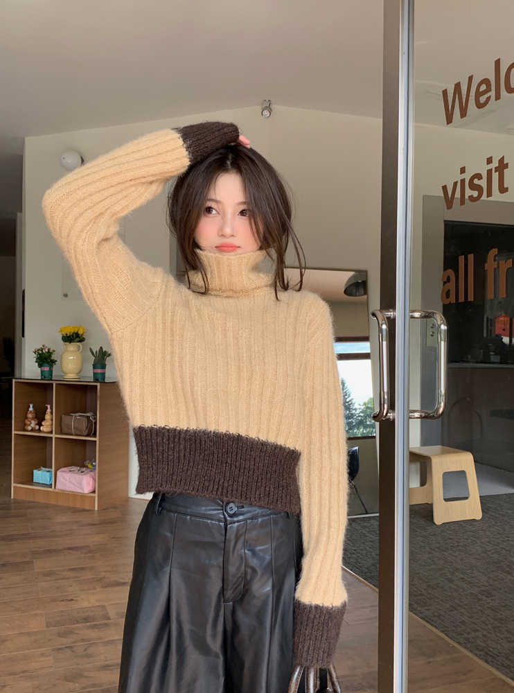 今季注目の配色切替タートルネックニットセーター　レディース　長袖