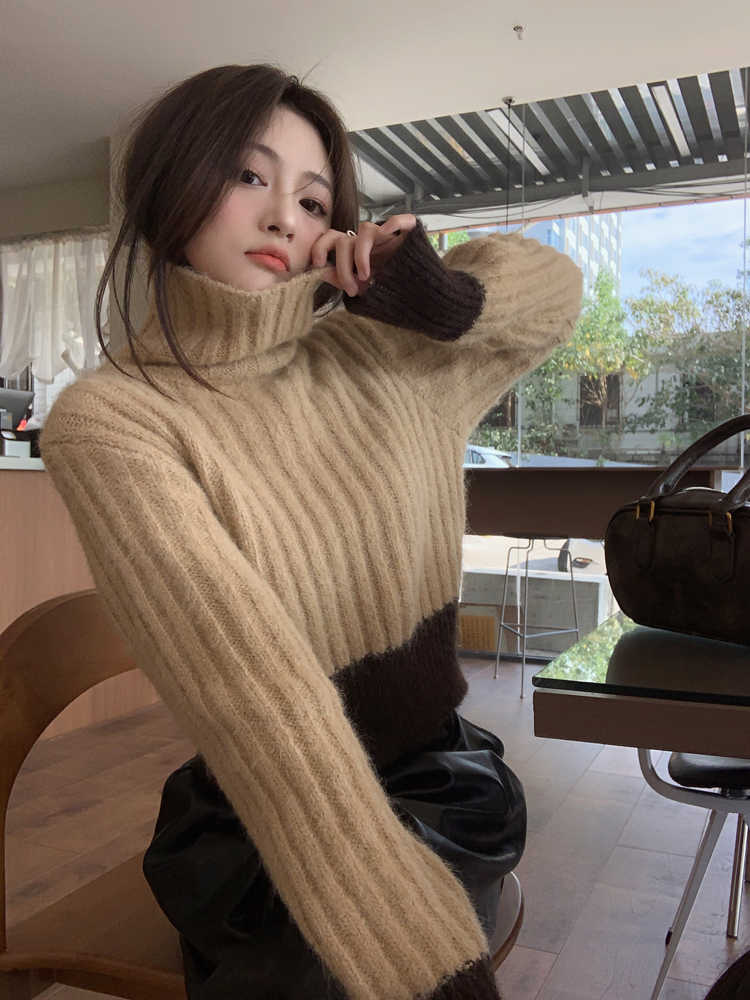 今季注目の配色切替タートルネックニットセーター　レディース　長袖