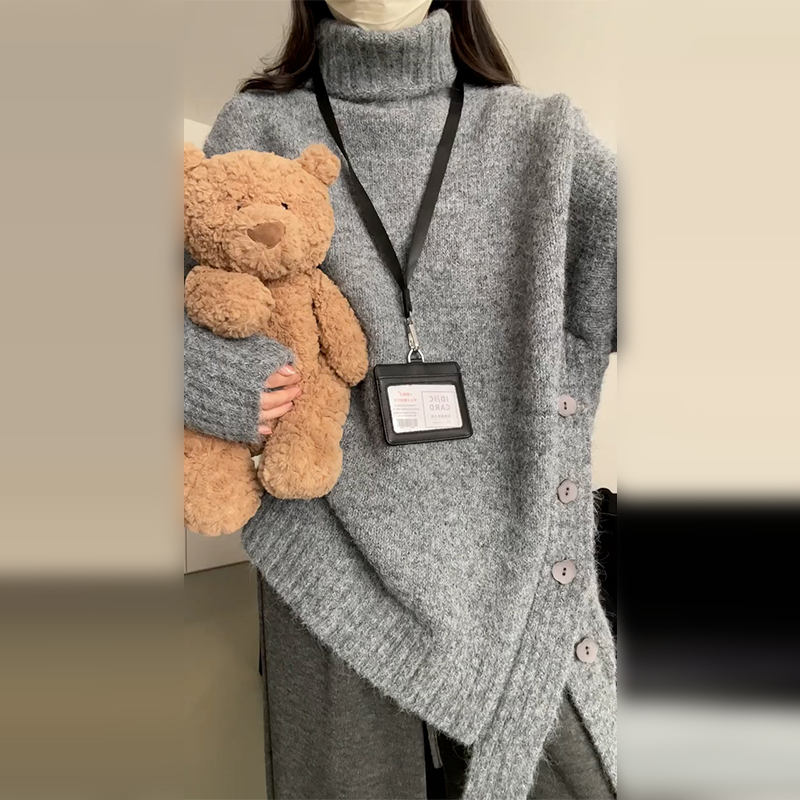 タートルネック ふわもこ大きめボタン付きセーター