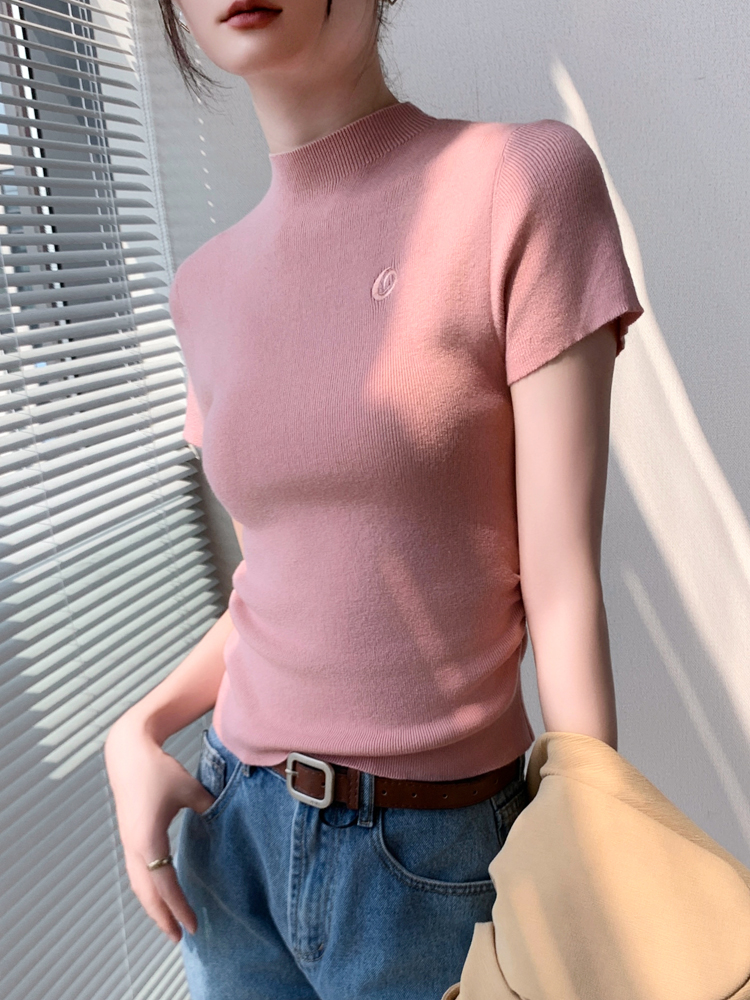 タートルネック刺繍入り半袖ニット