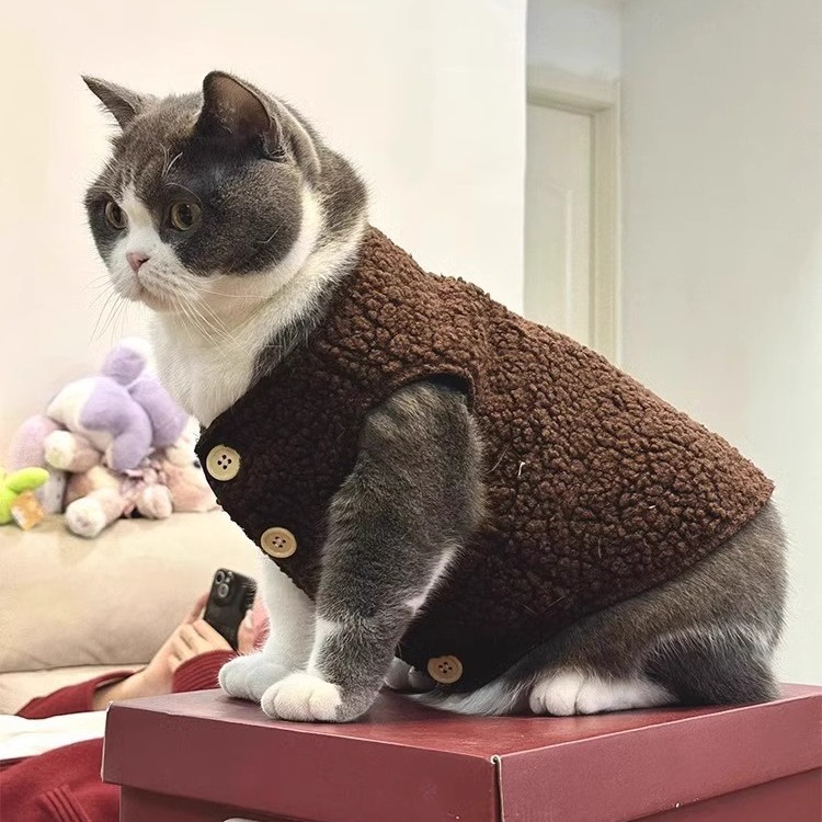 猫服 もこもこボア生地のボタン付き猫用ベスト