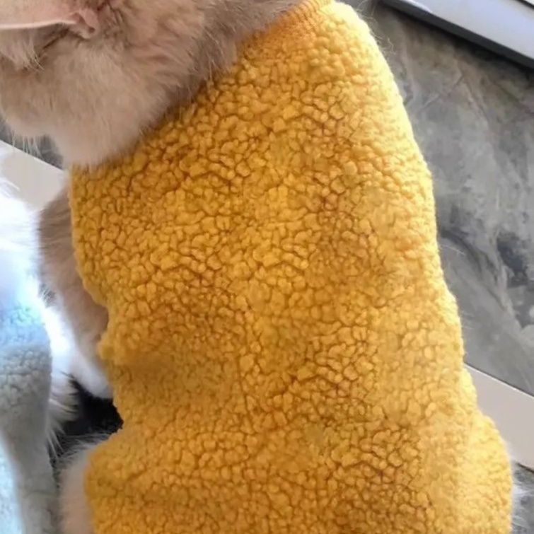 猫服洋服 もこもこボア素材の袖なしベスト型猫用洋服