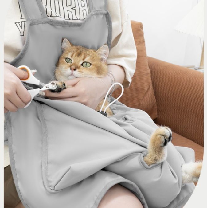 猫服 　抱っこ服　帯洞付き伸縮式エプロン型