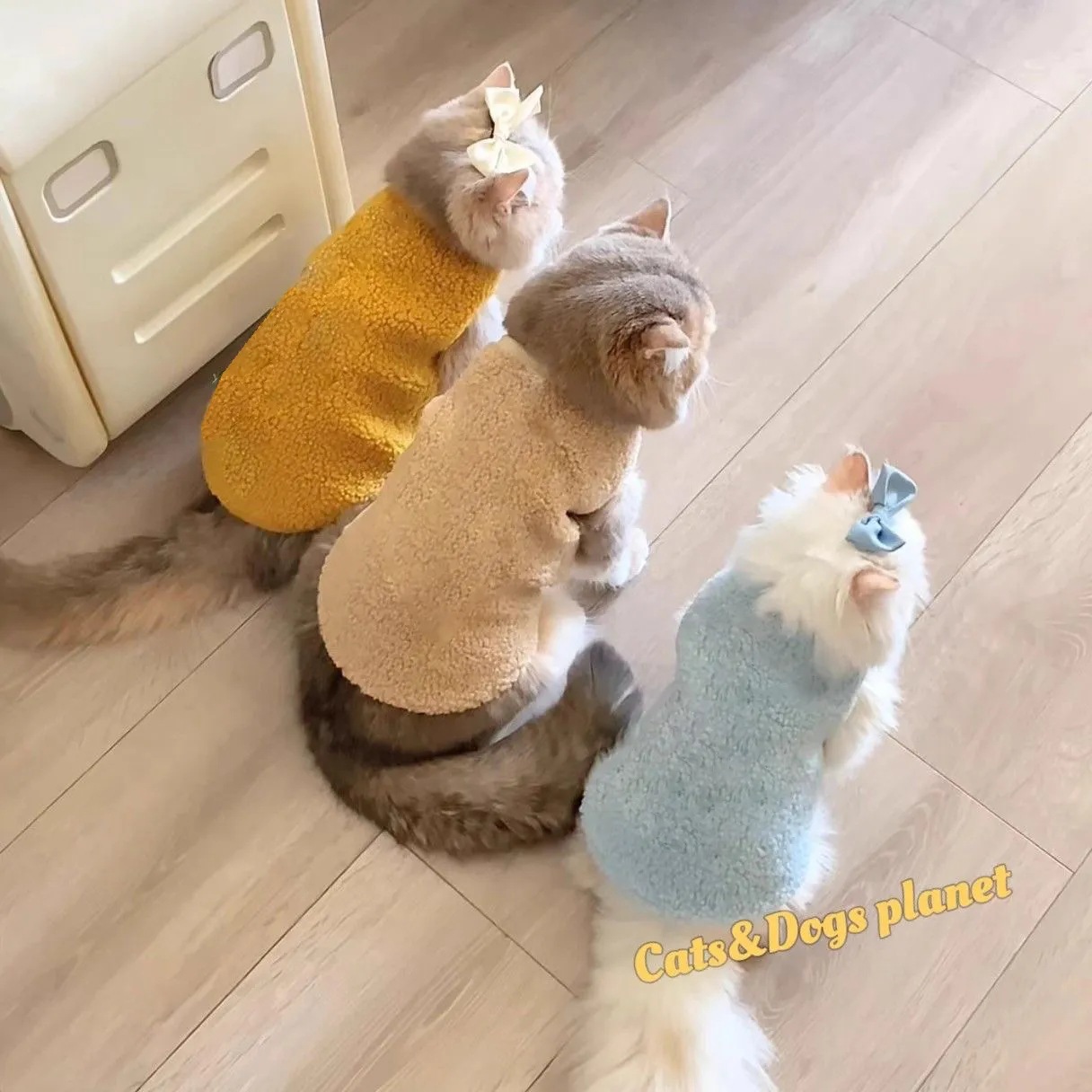 猫服 もこもこボア素材の袖なしベスト型猫用洋服