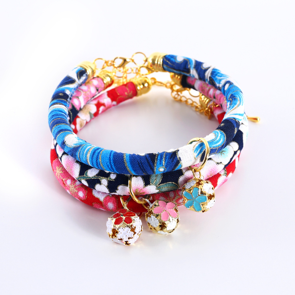 猫服 水玉模様とファー付き花飾り鈴首輪