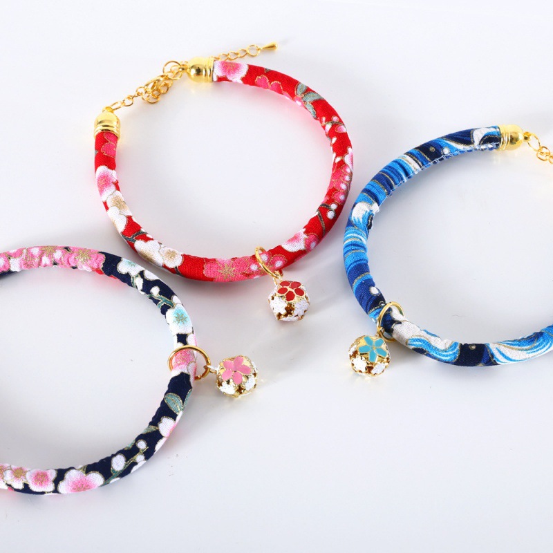 猫服 水玉模様とファー付き花飾り鈴首輪