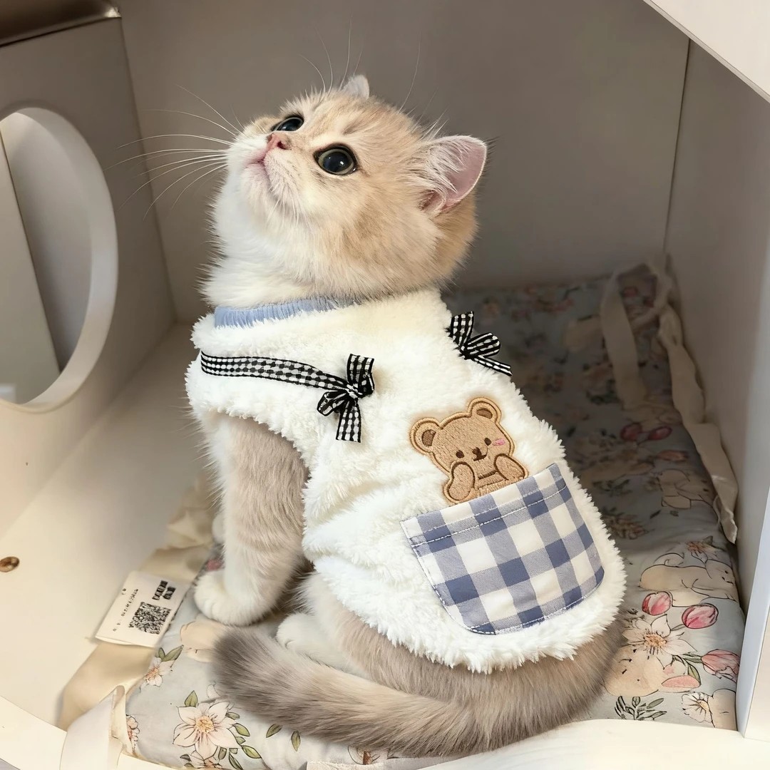 猫服 くまワッペンリボン付きふわふわ防寒ベスト