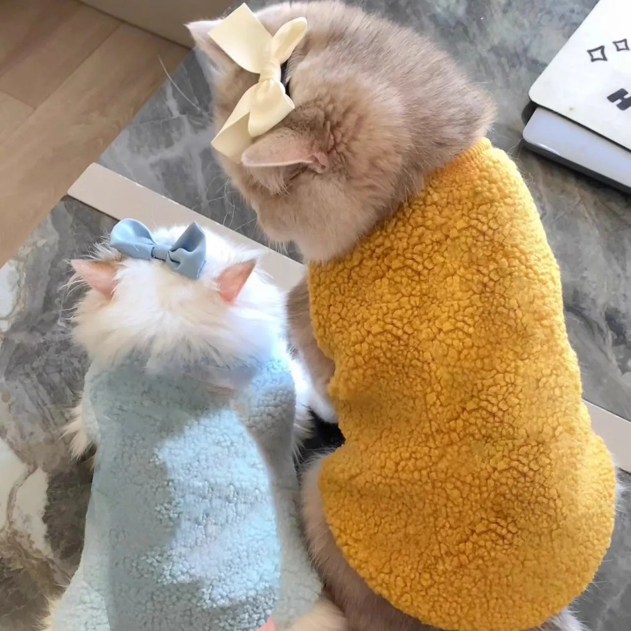 猫服 もこもこボア素材の袖なしベスト型猫用洋服