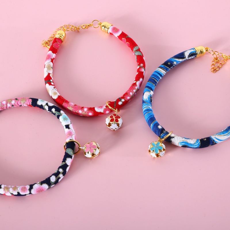 猫服 水玉模様とファー付き花飾り鈴首輪