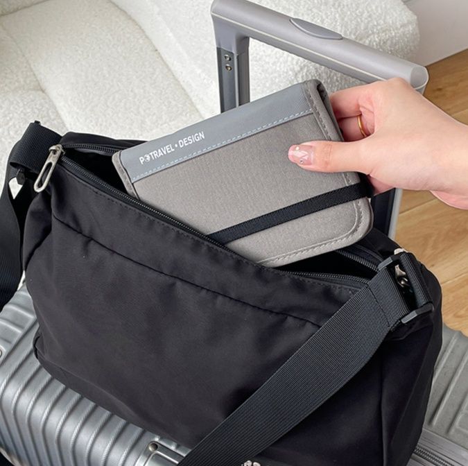 二つ折り財布 携帯便利な斜め掛け二つ折り財布