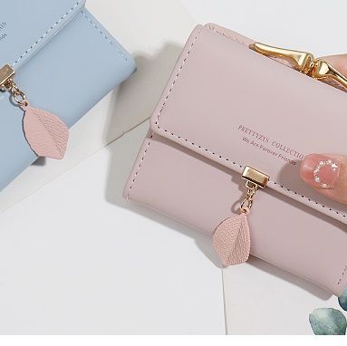 二つ折り財布 リーフチャーム付き上品コンパクト財布