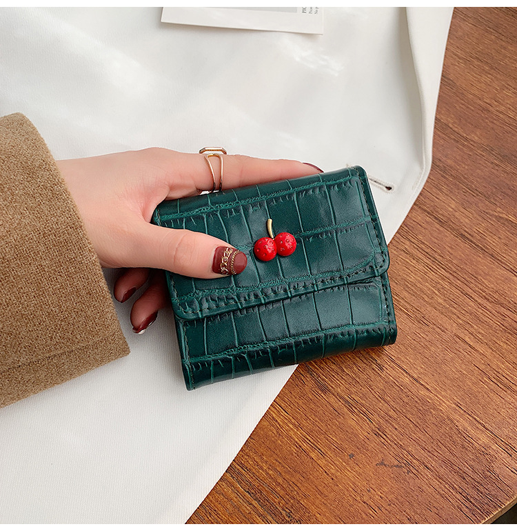 二つ折り財布 チェリーチャーム付きコンパクト財布 二つ折り大容量カード収納