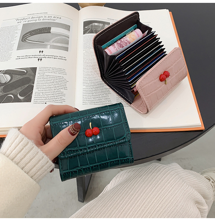 二つ折り財布 チェリーチャーム付きコンパクト財布 二つ折り大容量カード収納