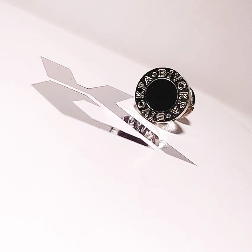 ペア アクセサリー ピアス 円形浮彫り文様