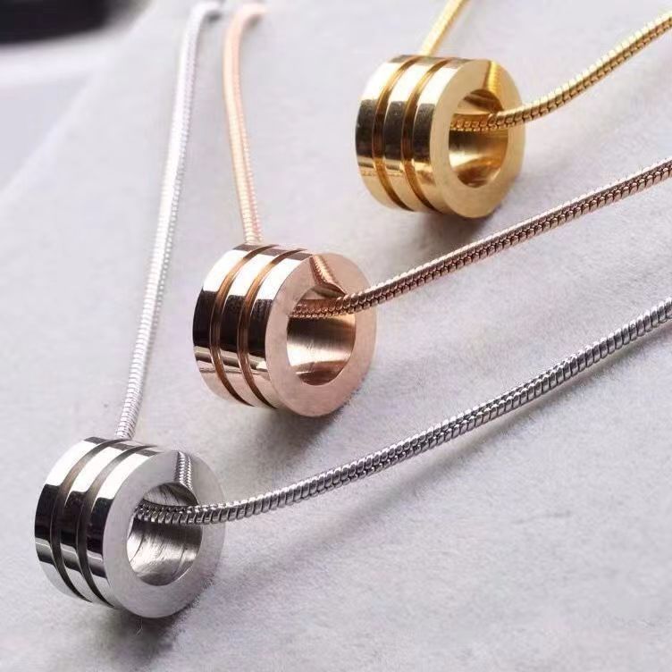 ペア アクセサリー 三連デザイン円形トップペアネックレス