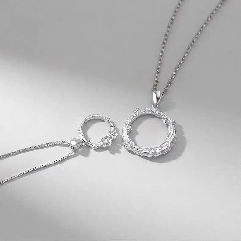 ペア アクセサリー 花と枝の輪モチーフネックレス