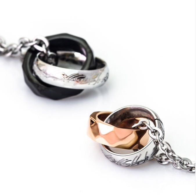 ペア アクセサリー 二連リングモチーフ刻印入りペアネックレス