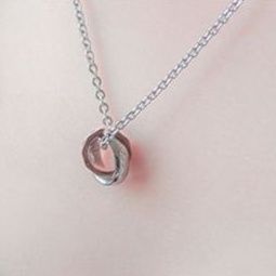 ペア アクセサリー 二連リングモチーフ刻印入りペアネックレス