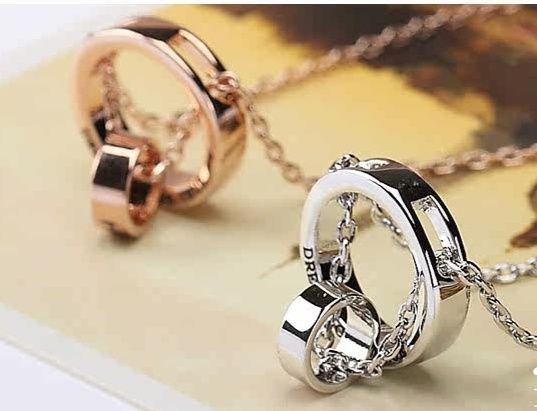 ペア アクセサリー 二重リングモチーフ永遠の愛刻印ネックレス