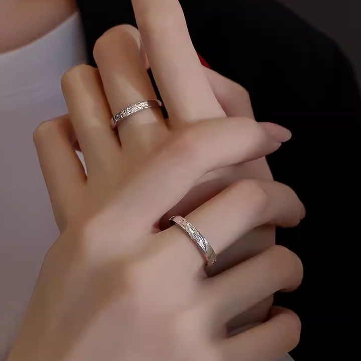 ペア アクセサリー 波打つ曲線美が織りなす優雅なペアリング