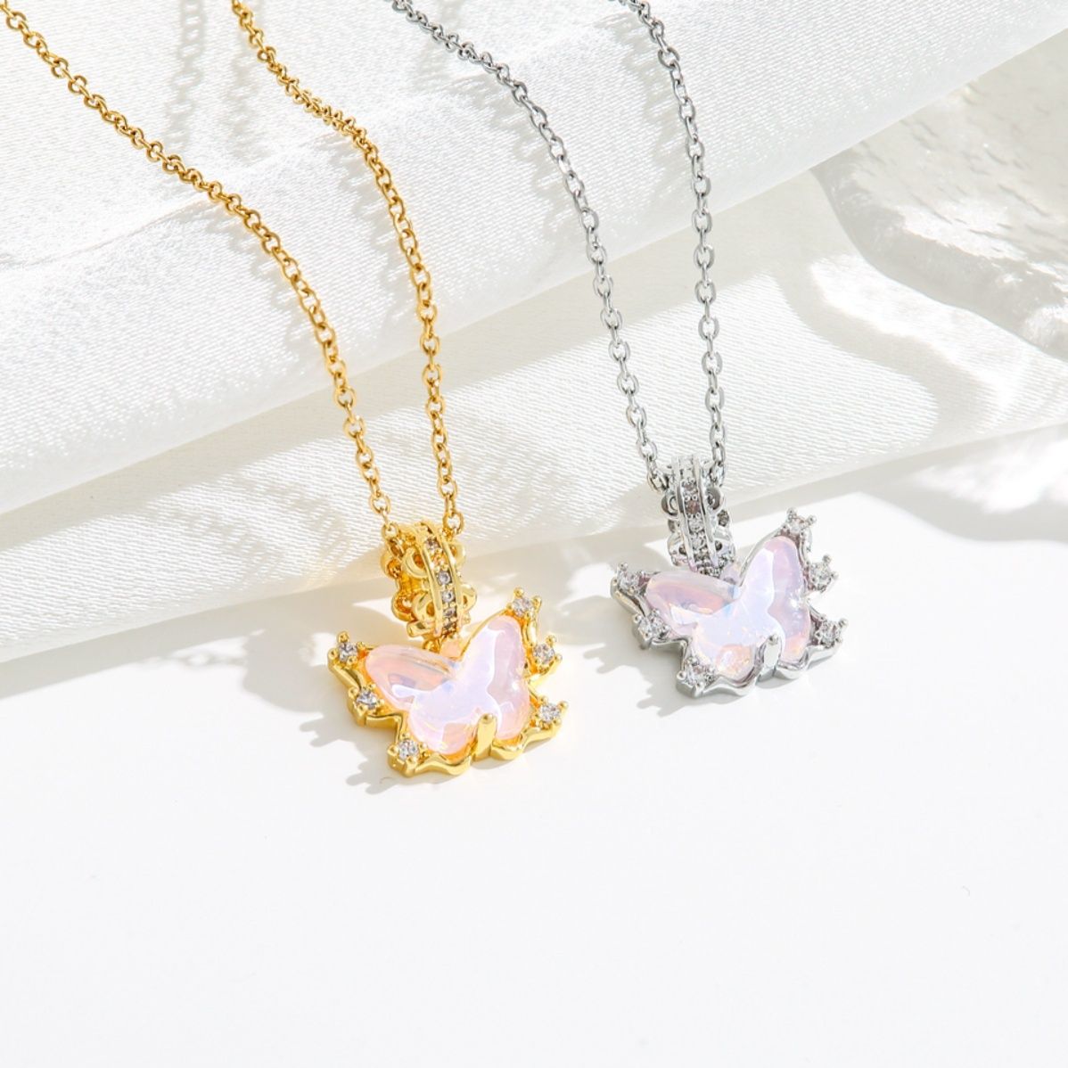 ペア アクセサリー 蝶々モチーフ煌めく王冠ペアネックレス
