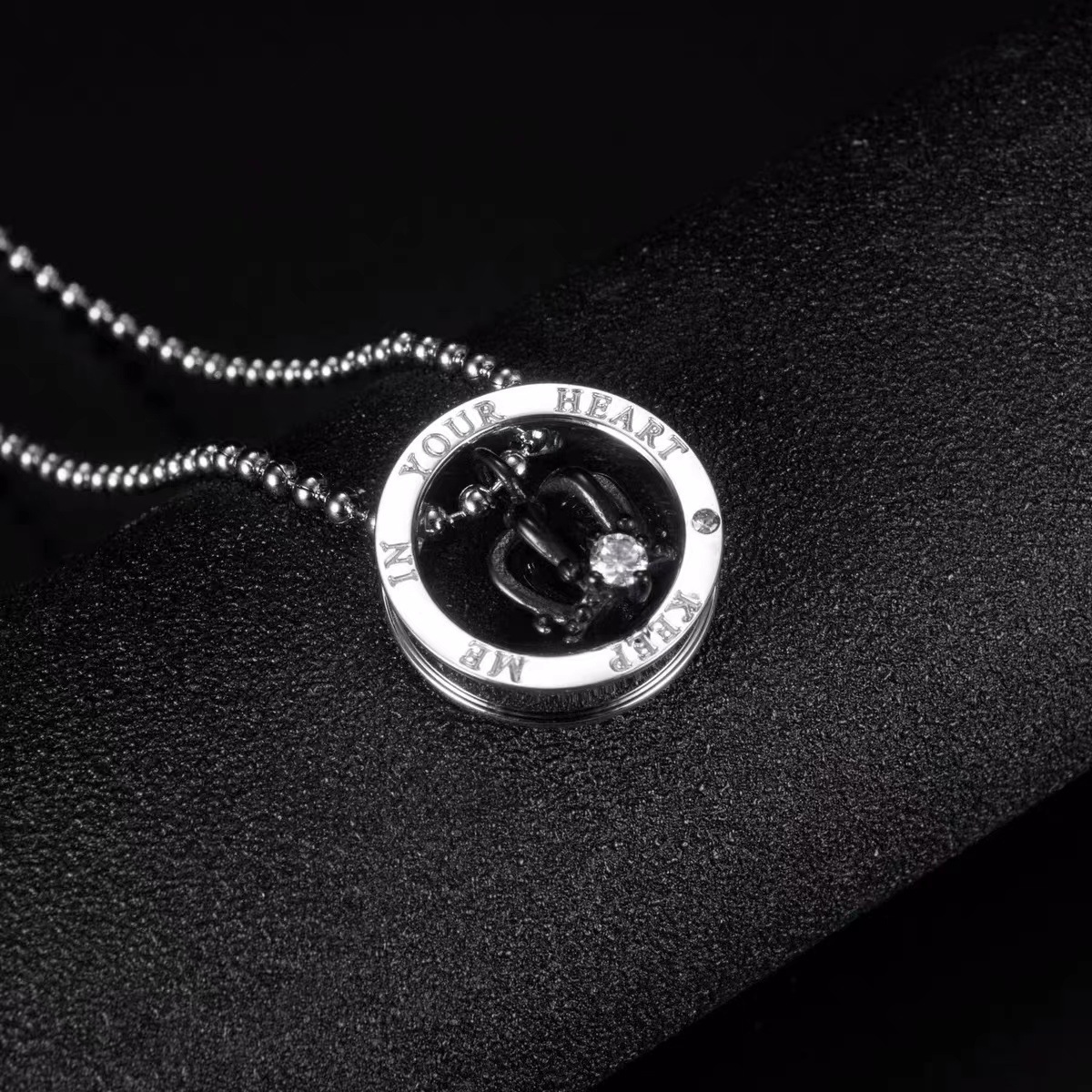 ペア アクセサリー 王冠モチーフ二重リング煌めきペアネックレス