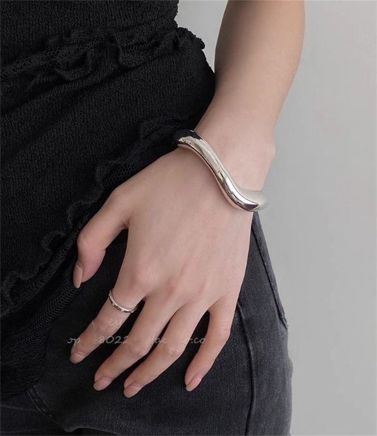 ペア アクセサリー 波模様金属製開閉式バングル カップル向けペアアクセサリー