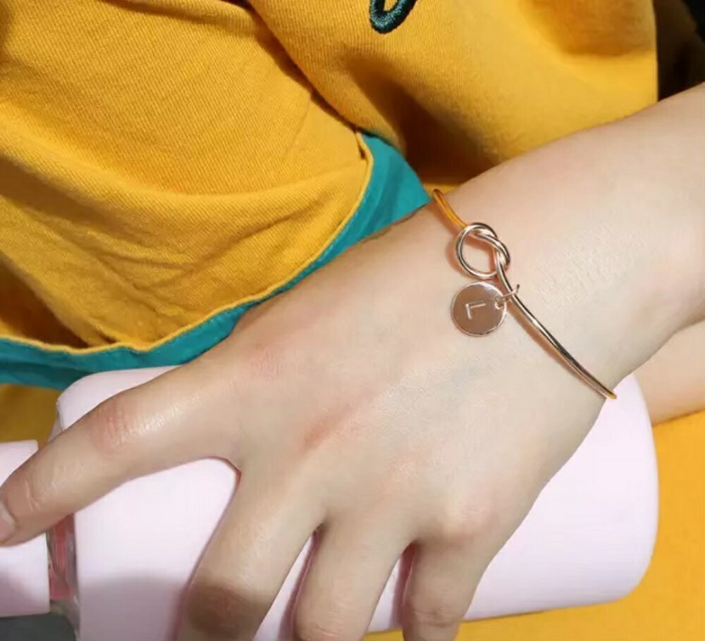 ペア アクセサリー イニシャル チャーム 付き 結び目 バングル ブレスレット