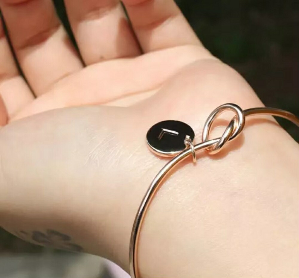 ペア アクセサリー イニシャルチャーム付きノット結びバングル