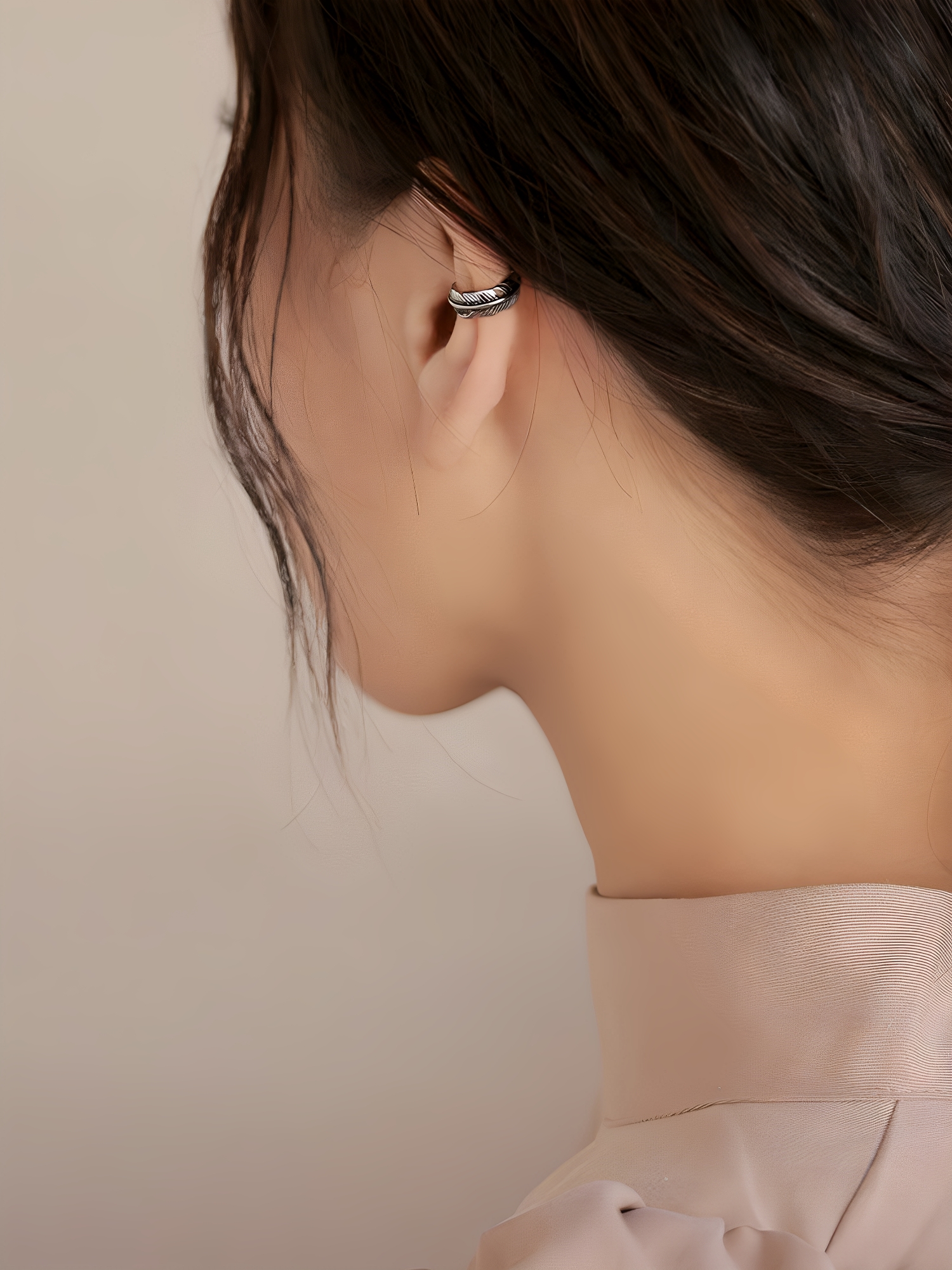ペア アクセサリー 羽根の囁き イヤーカフピアス