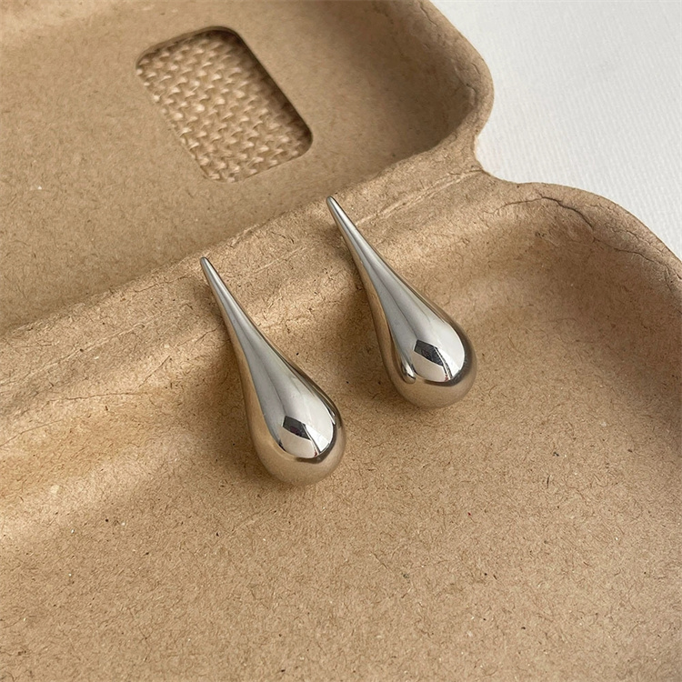 ペア アクセサリー 水滴型金属ピアス 金色銀色 日常使い通勤対応
