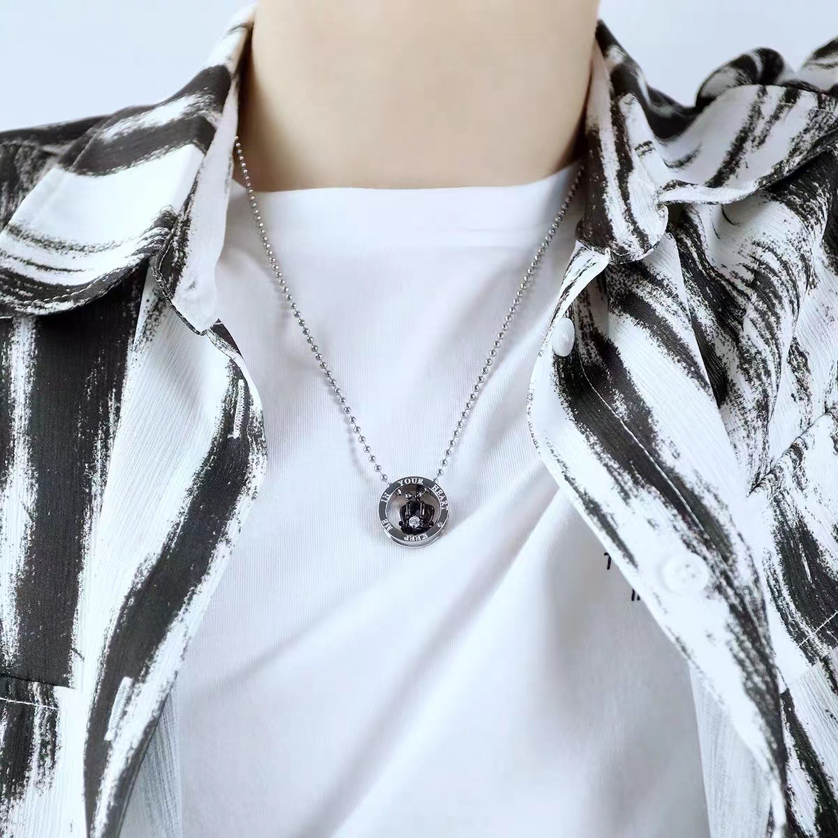 ペア アクセサリー 王冠モチーフ二重リング煌めきペアネックレス