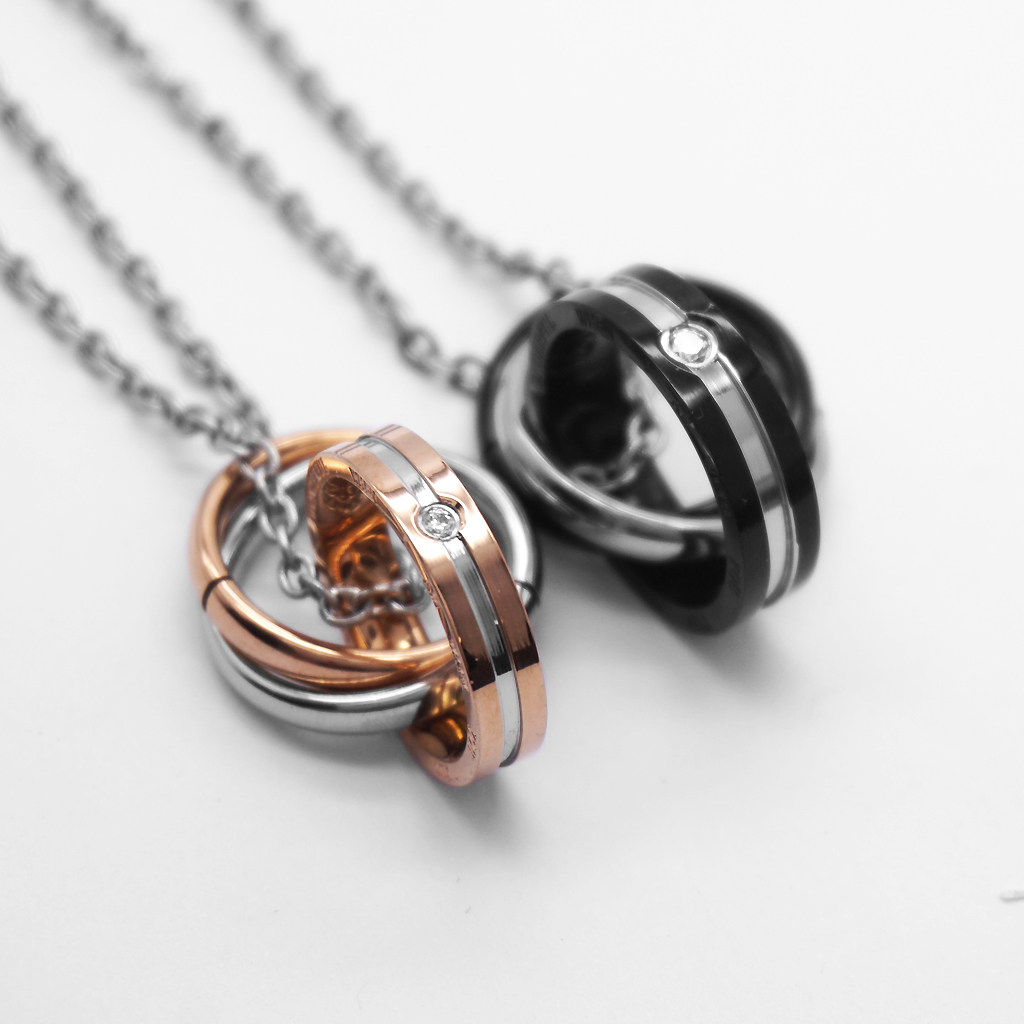 ペア アクセサリー 重ね合わせリングモチーフ一粒石ペアネックレス