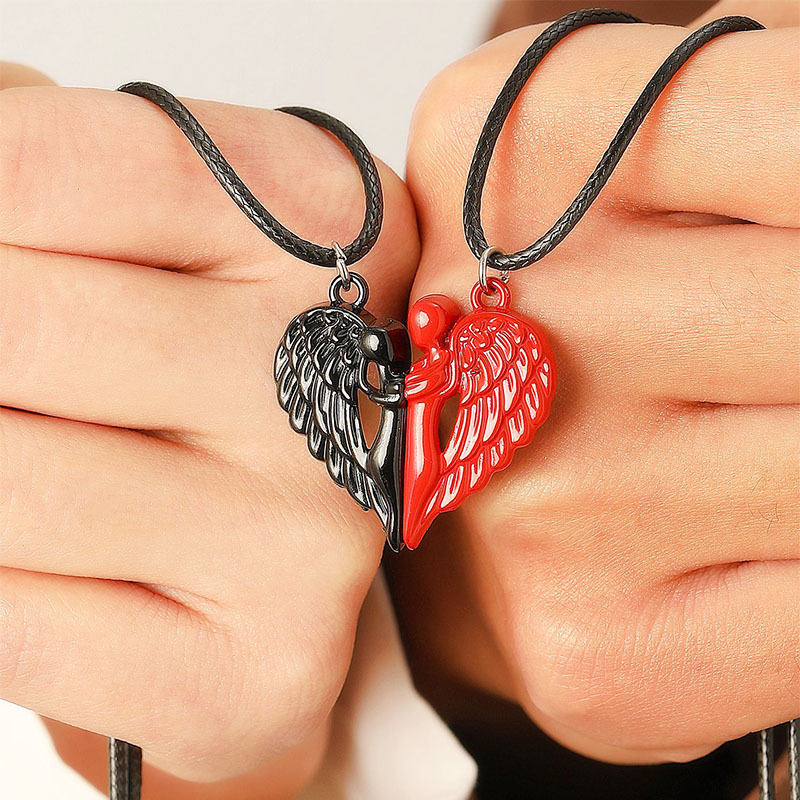 ペア アクセサリー 天使の羽モチーフ ハート型二分割ネックレス