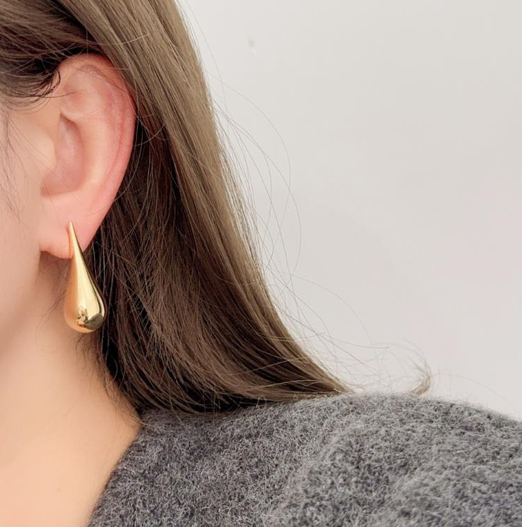 ペア アクセサリー 水滴型金属ピアス 金色銀色 日常使い通勤対応