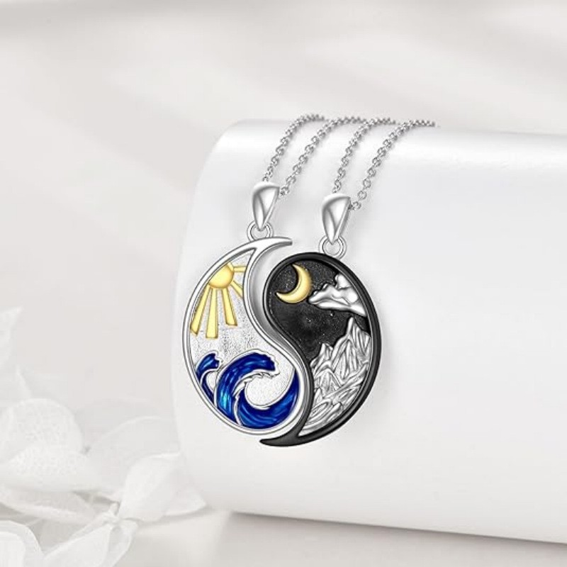 ペア アクセサリー 太陽と月の陰陽イルカデザインネックレス
