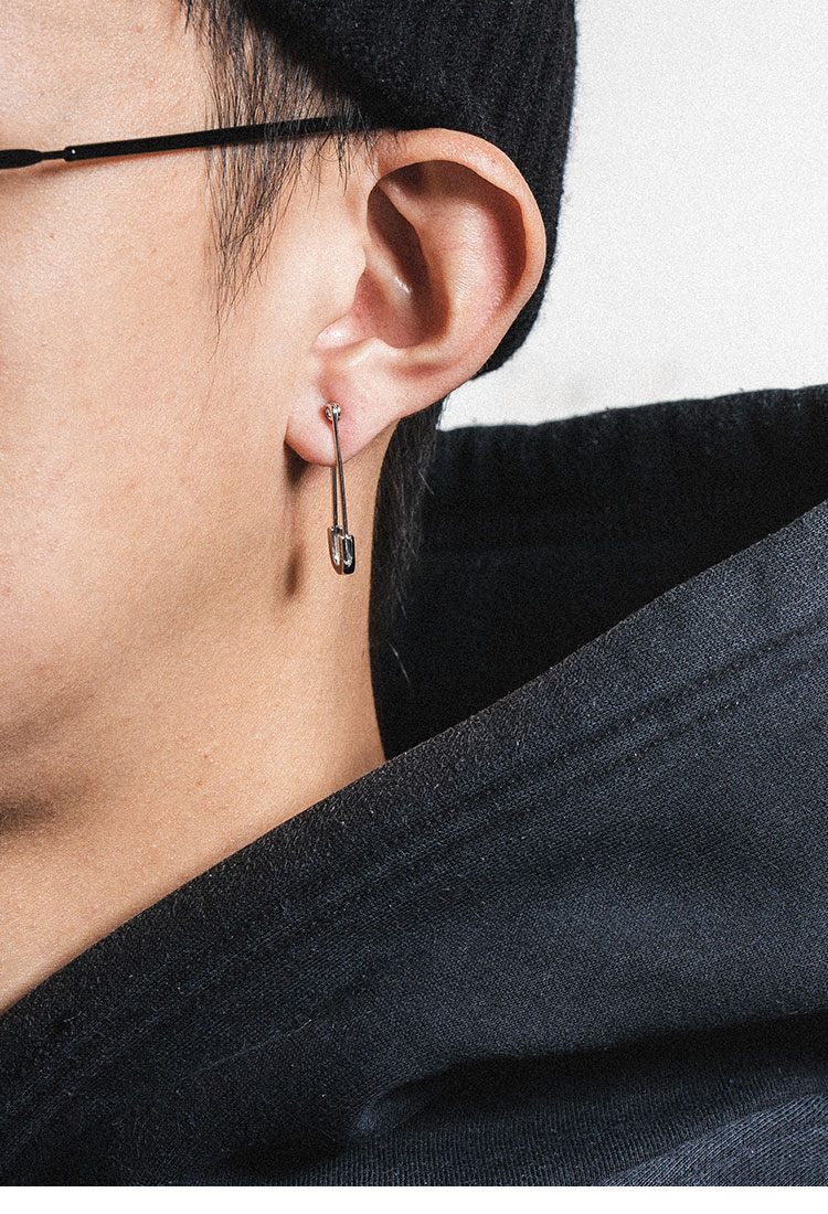 ペア アクセサリー ピアス 安全ピン風デザイン