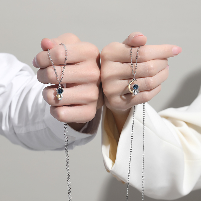 ペア アクセサリー 宇宙飛行士と三日月モチーフネックレス