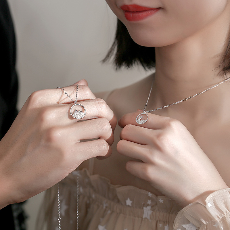 ペア アクセサリー 山と海のモチーフ 円形プレート ペアネックレス