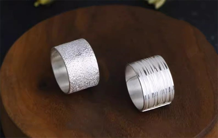 ペア アクセサリー 純銀製ペアリング 太め幅広 手作り風加工 男女兼用指輪
