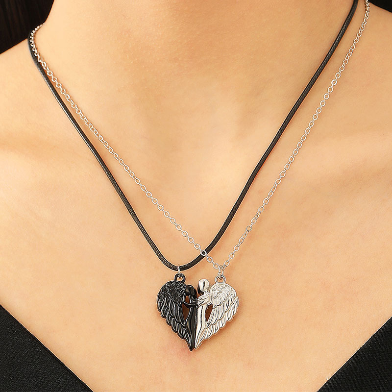 ペア アクセサリー 天使の羽モチーフ ハート型二分割ネックレス