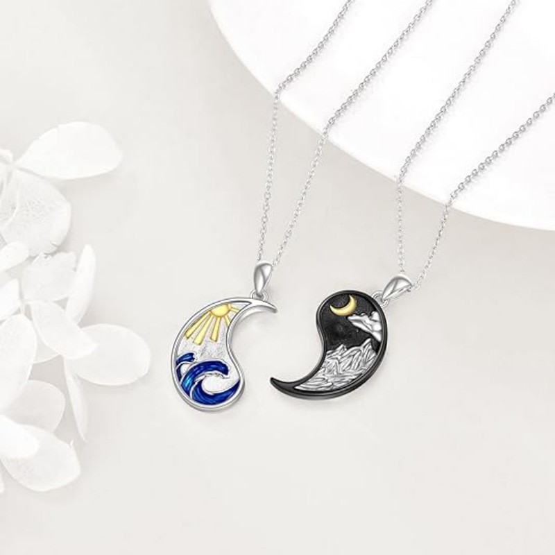 ペア アクセサリー 太陽と月の陰陽イルカデザインネックレス