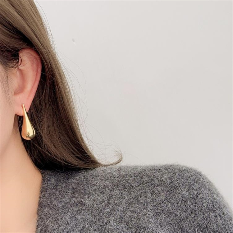 ペア アクセサリー 水滴型金属ピアス 金色銀色 日常使い通勤対応