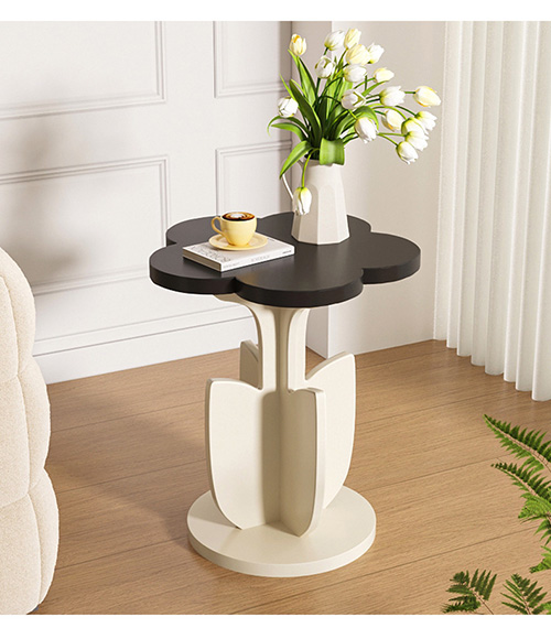 小さめ花形木製ベッドサイドテーブル