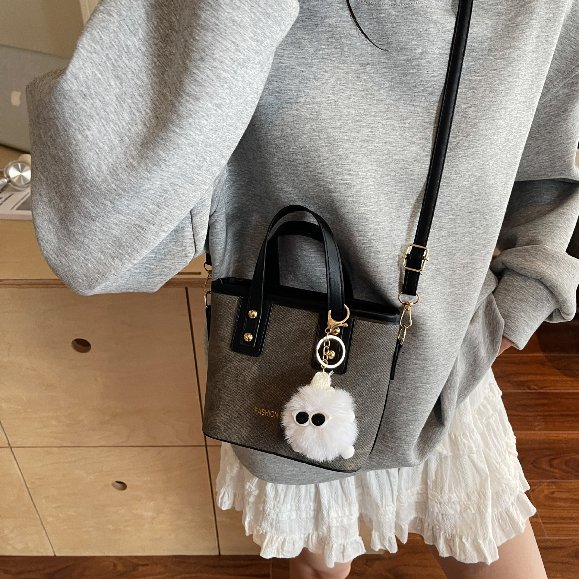 2wayバッグ ふわふわチャーム付き配色コンパクトハンドバッグ　ショルダーバック