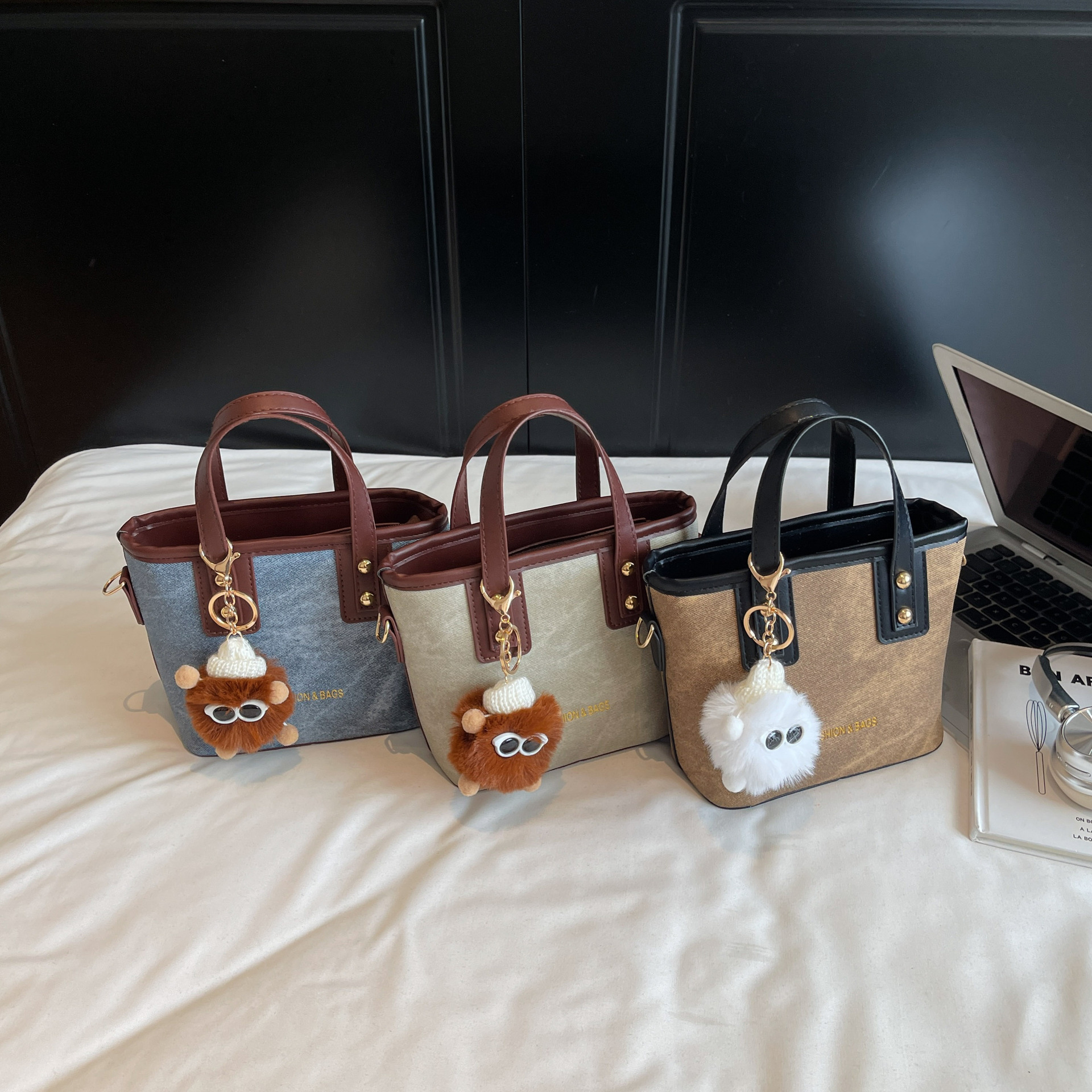 2wayバッグ ふわふわチャーム付き配色コンパクトハンドバッグ　ショルダーバック