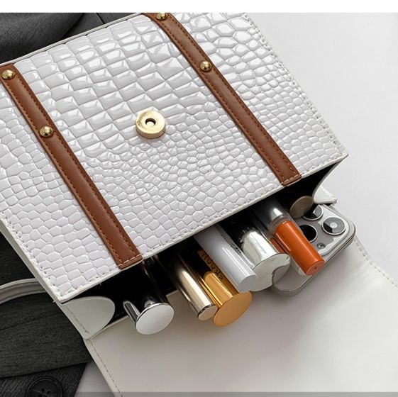 2wayバッグ 型押しデザイン配色ベルト付き　ショルダーバッグ