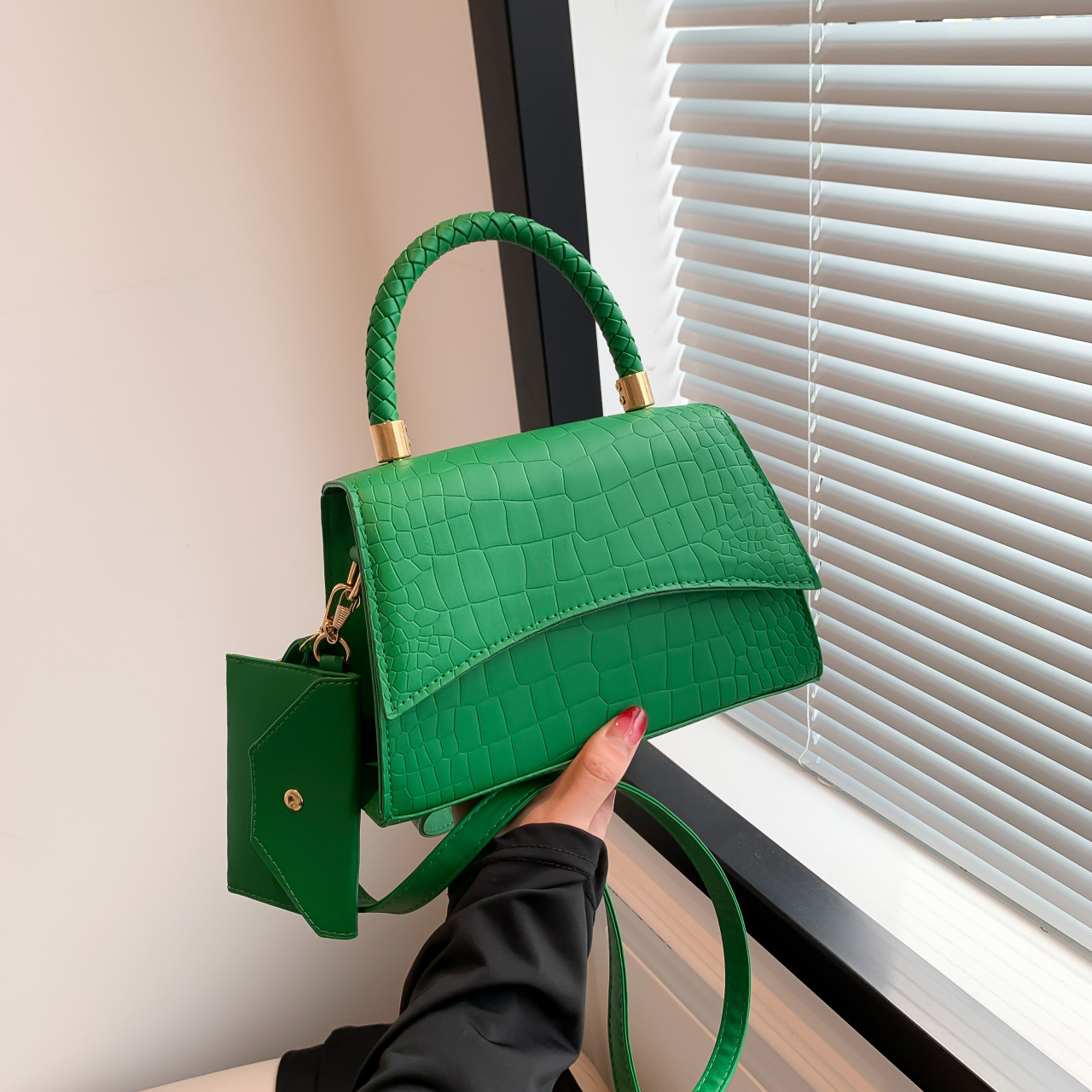 2wayバッグ 編み込みハンドル付きクロコダイル風型押しハンドバッグ