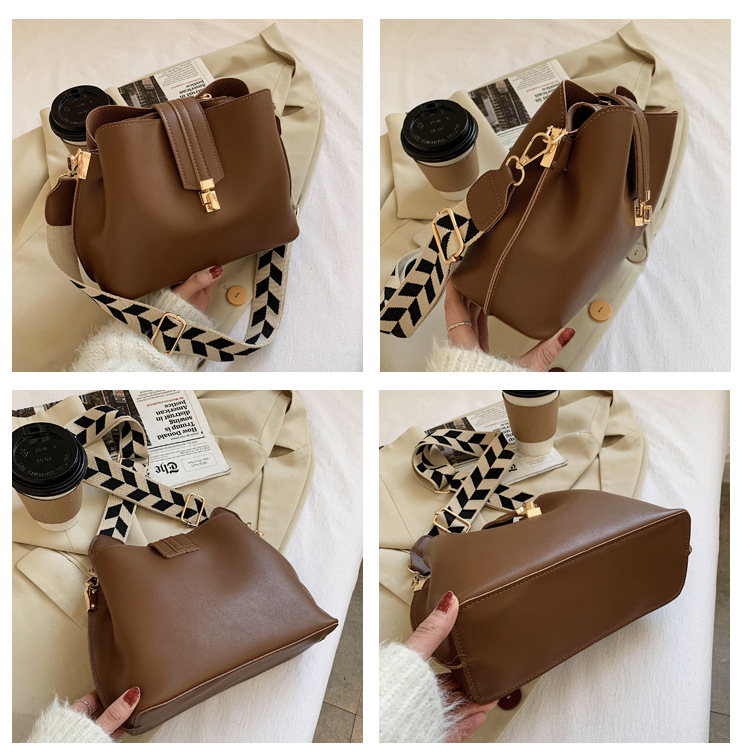 2wayバッグ 幾何学模様ストラップ付き上品レザー調　ショルダーバック