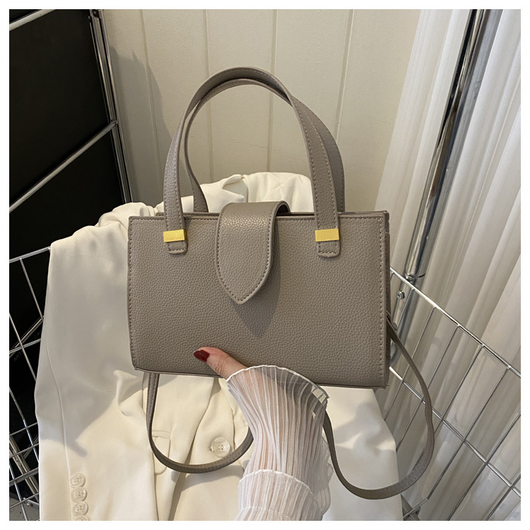 2wayバッグ 上品な金具使いが魅力の本革風　ショルダーバック